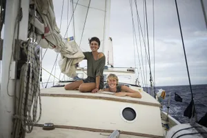 Julia und Lisa Hermes reisen auf der Suche nach gelebten Utopien ohne Flugzeug um die Welt.