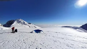 Die Autoren bei der Entnahme eines Firnkerns auf 5800 m Höhe im Langtang-Tal in Nepal im November 2019.