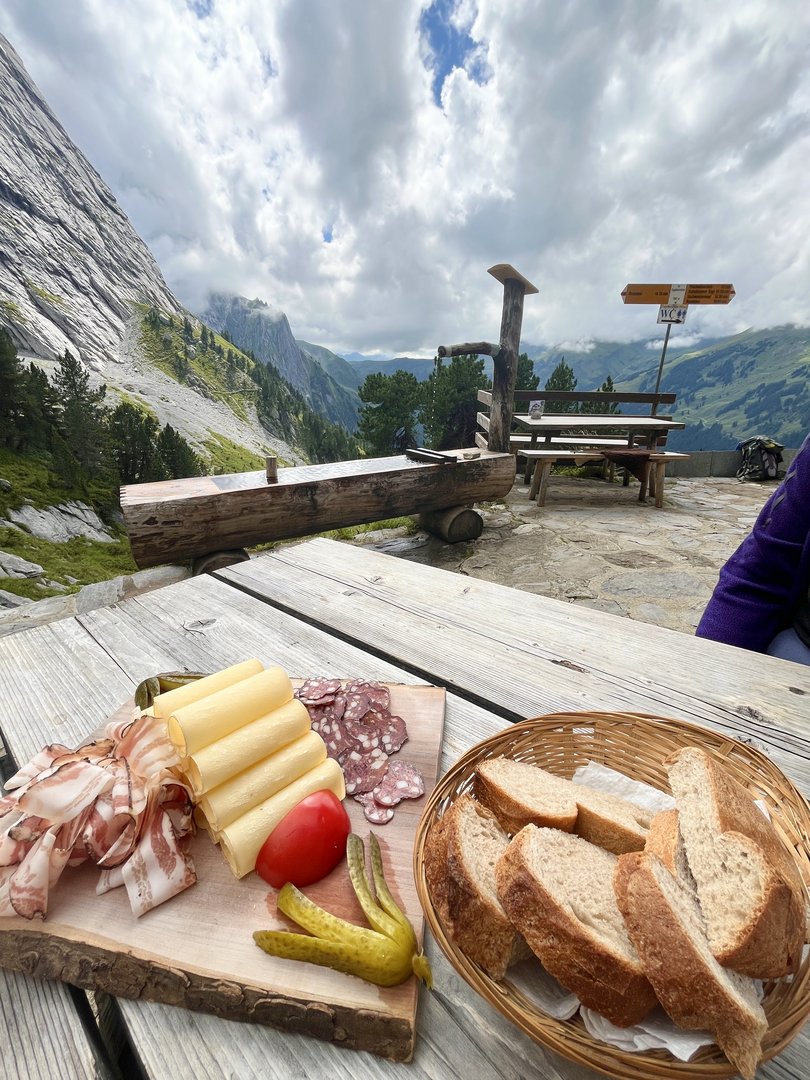 Schweizer Berghütten: Logistik, Alltag und ihre Bedeutung im Hochgebirge