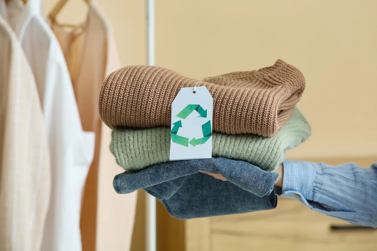 shutterstock_2614508145 Textilrecycling: Wie Fabric Loop den Kleiderkreislauf schliessen möchte