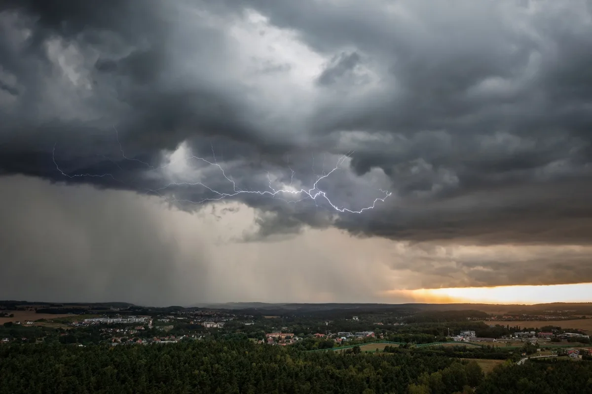 shutterstock_2192649969 Schweiss und Unwetter
