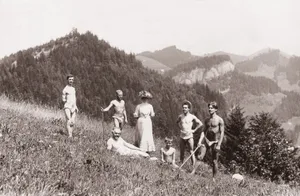 Familie Grauer-Frey beim Licht- und Sonnenbaden, um 1905.