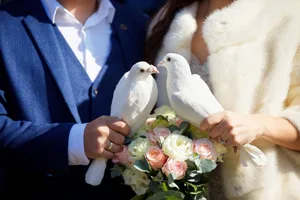 Der Brauch, Tauben an einer Hochzeit fliegen zu lassen, ist nicht unumstritten.