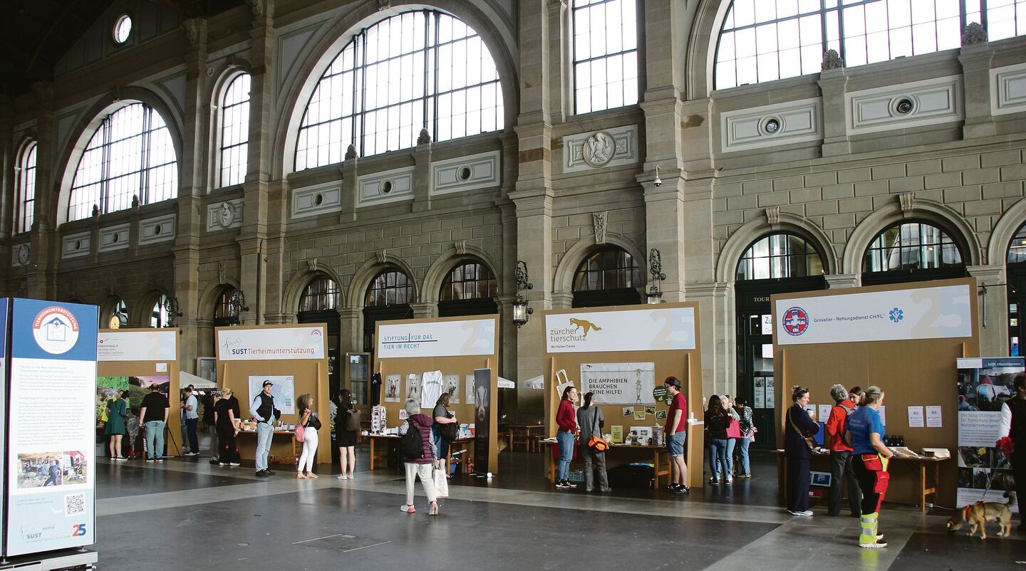Zahlreiche Stände verschiedenster Tierschutzorganisationen in der Halle des Hauptbahnhofs Zürich.