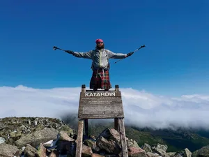 Ein stolzer Wanderer hat nach 3500 Kilometern das Ziel auf dem Mount Katahdin in Maine erreicht.