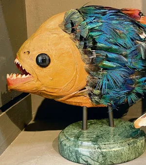 Ein farbenfroh präparierter Piranha.
