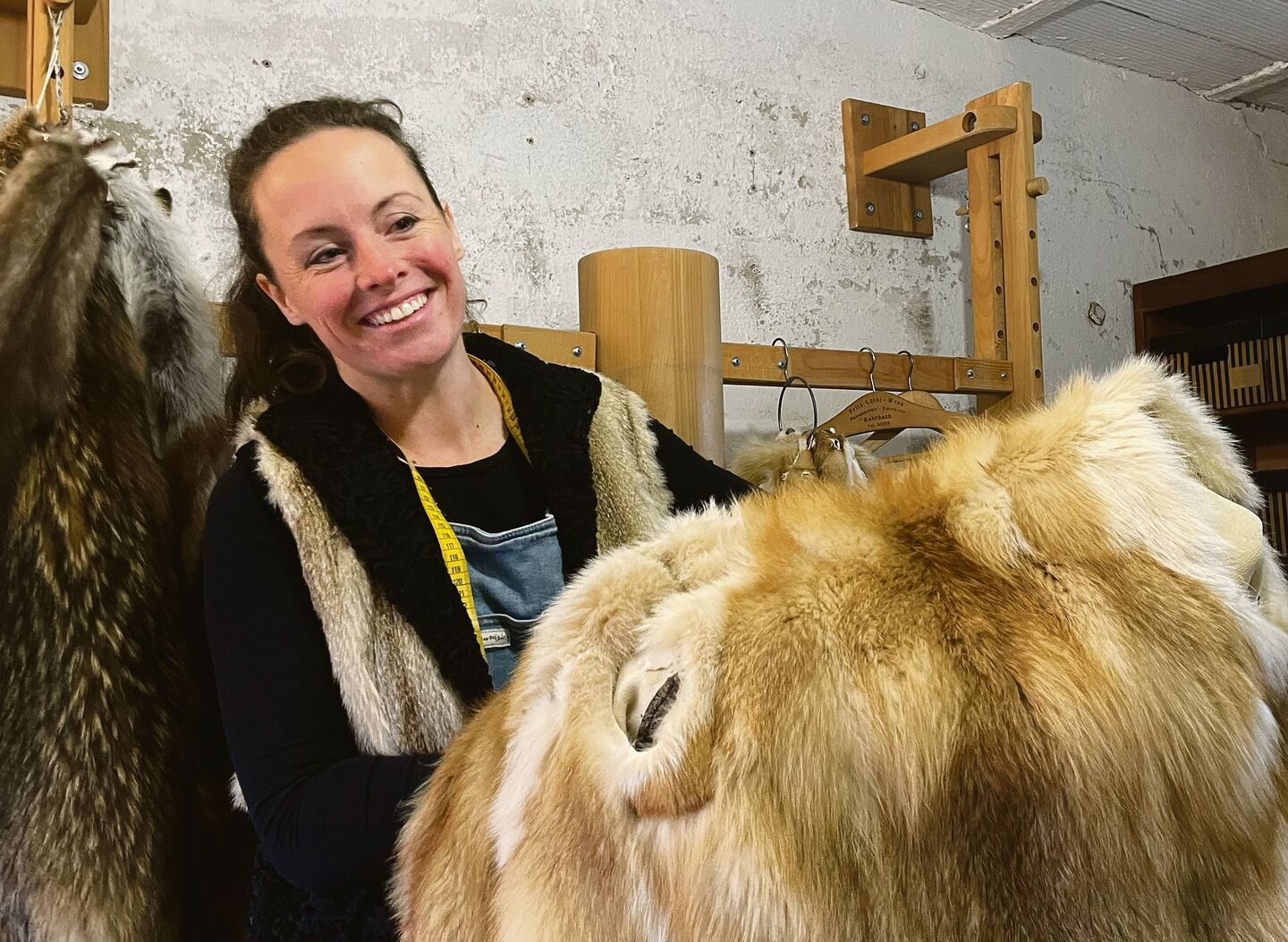 Kürschnerin Marie-Louise Stämpfli-Henney (oben) präsentiert Fuchsfelle, die aus der heimischen Jagd stammen. Mit dem Markierrad (unten) werden Farbgrenzen im Fell auf die Lederseite übertragen.