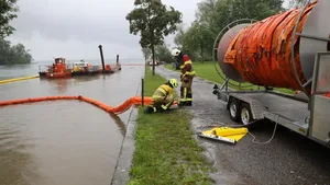 An der Lorze bei Zug ist die Feuerwehr im Einsatz.