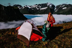 Unterschiede in Thermoregulation, Körperbau und Wärmeproduktion zeigen: Ein Unisex-Schlafsack passt biologisch nicht allen – deshalb entwickeln Hersteller heute gezielt Modelle für Frauen und Männer.