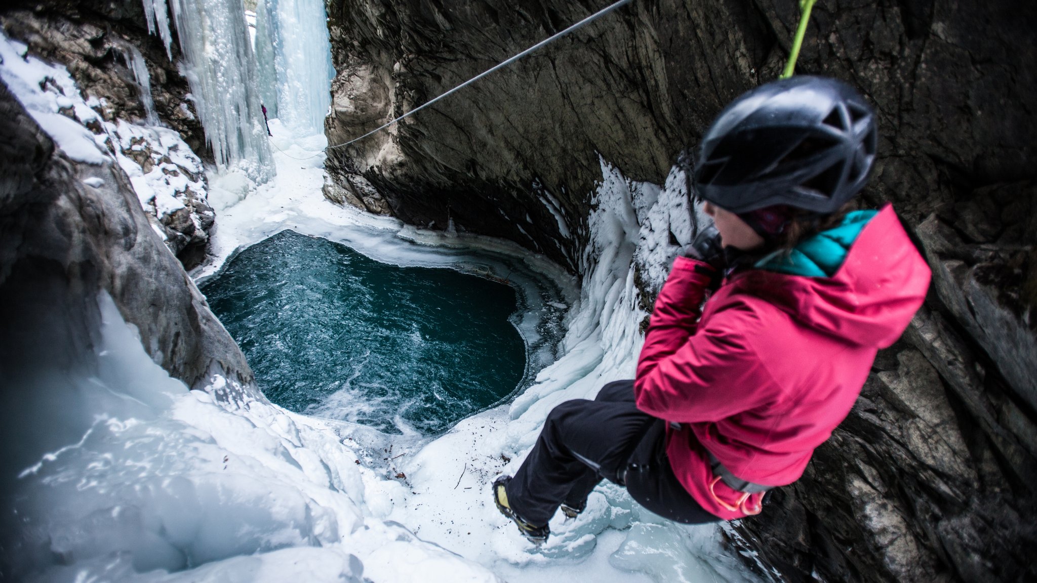 Winter-Canyoning: Ein einzigartiges Naturerlebnis im Schweizer Alpen