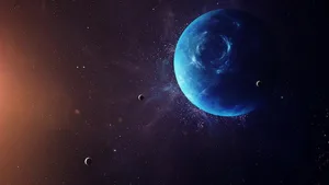 Hinter dem Neptun (Bild) zieht ein Winzling in nur rund 12`000 Kilometer im Umkreis des zweitgrössten Neptunmonds Proteus seine Bahn.