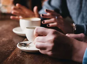 Mehr als 1000 Tassen Kaffe pro Jahr konsumieren Frau und Herr Schweizer.
