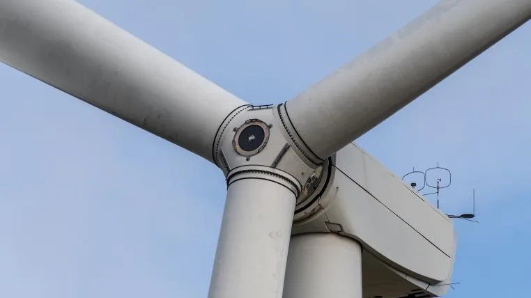 1265420f9e7be712e5455f724fb29c3b625efa65 Windturbine in Grossaufnahme