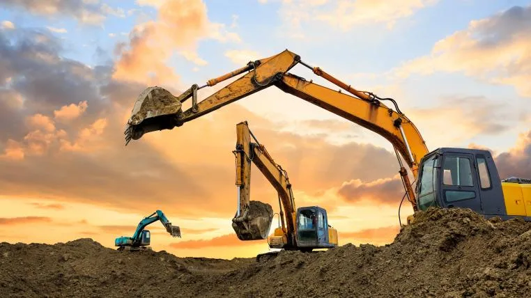 9d87cdbe1c959c5588549a3721010e8f3018eaaf Mehrere Bagger heben Erde aus