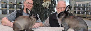 Heimo Vogt (l.) und Hans Frischknecht mit Rassensieger und -siegerin der letzten Schweizerischen Klubschau.