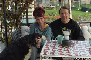 Anne Meier und Andreas Stämpfli betreiben in Meikirch (BE) das B&B Uelis Stöckli. Hündin Tilda unterstützt mit freudiger Gästebegrüssung.
