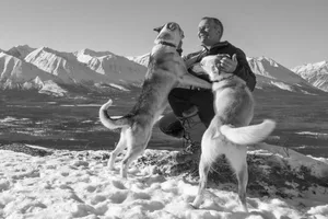Die Wildnis hat ihn gerufen: Beat Glanzmann mit zwei seiner 26 Huskys.