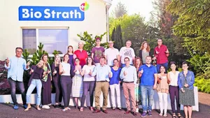 25 Mitarbeiter geben alles, damit weltweit Hund, Katze, Nager und Co. gesund bleiben. Distributoren in über 19 Ländern, wie Spanien, Portugal, Serbien, Indien und Japan, sind ebenfalls wichtig für die Firma, da ein beträchtlicher Teil des Produktionsvolumens exportiert wird.