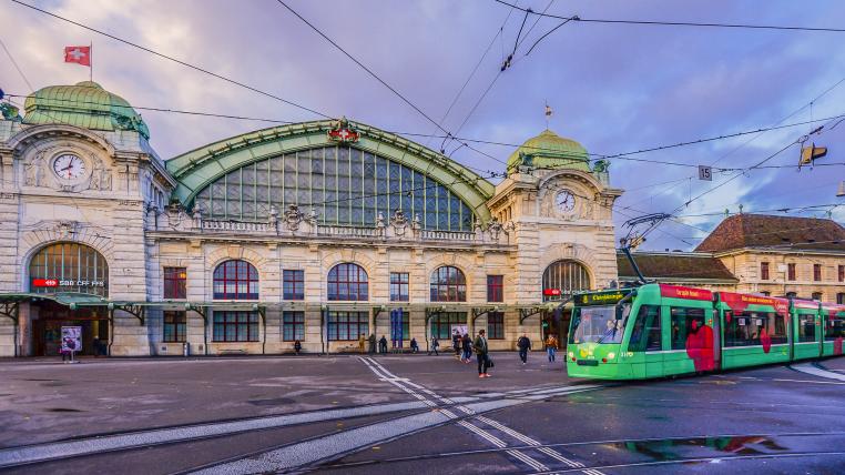 Tram in Basel vor dem Bahnhof