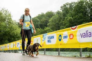 Unser Zieleinlauf des Midsummer Run, als Cani-Walkerinnen, beim Tierpark Dählhölzli.
