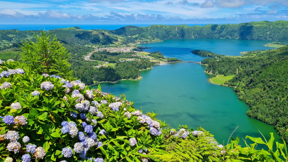 View,Of,Lagoa,Das,Sete,Cidades,From,Viewpoint,Vista,Do Hortensien sind die Wahrzeichen der Azoren, hier beim Miradouro da Vista do Rei.