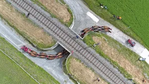 Mehr als 30 Kilometer weit zog der 20-Spänner den Wagen von Jérôme Voutaz durchs Unterwallis. Er wurde auf derAusfahrt auch per Drohne von oben gefilmt.