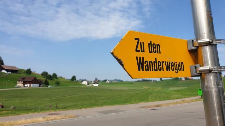Schild «Zu den Wanderwegen»