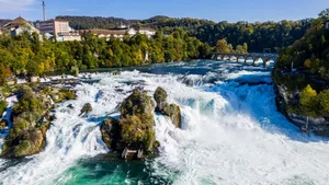 Noch fliesst er ohne Hindernisse: Ein Kraftwerk würde dem Rheinfall nach Ansicht des Zürcher Kantonsrates den Hahn zudrehen.