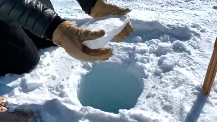 Forscher wirf Eis in ein Bohrloch