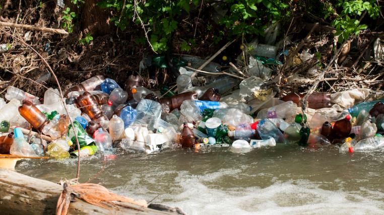 Plastik Flussufer