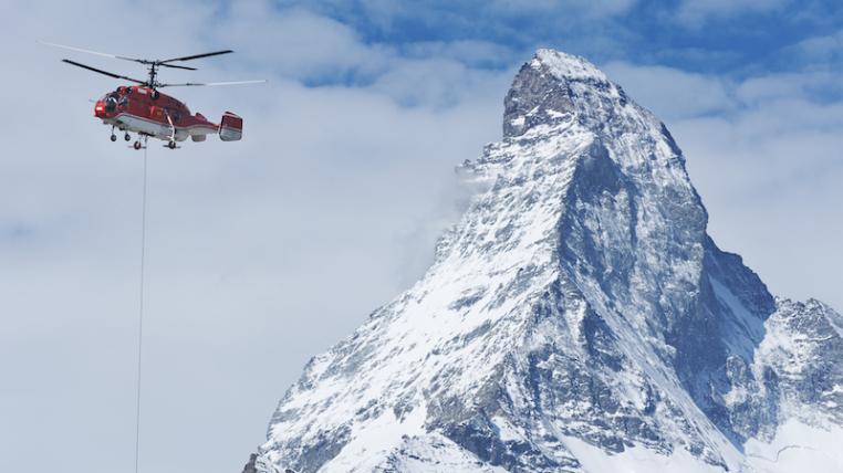 Helikopter in den Alpen