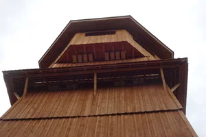 Der neue Holzturm im Papiliorama dient nicht nur Besucherinnen und Besuchern, sondern beherbergt auch Nistmöglichkeiten für verschiedene Vogelarten.