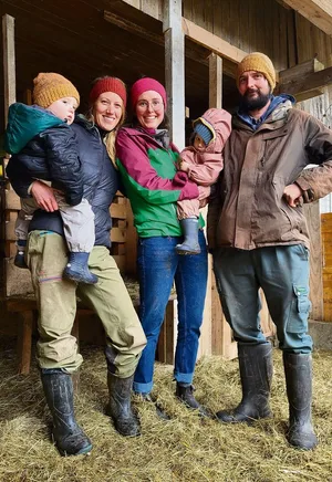 Das Kernteam des Hofs Chrutig im Luzernischen Nunwil (von links): Selina mit Yuro, Annina mit Una und Alexander.