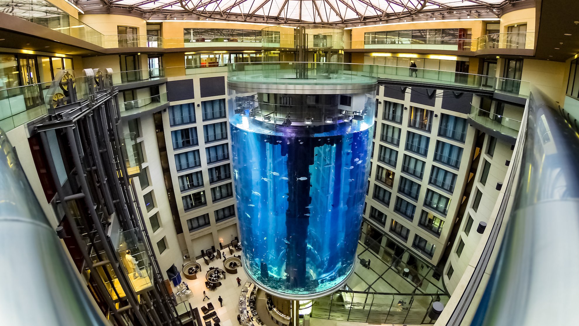 Riesiges Aquarium in Berliner Hotel geplatzt