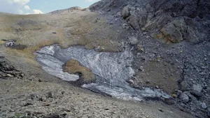 Das Eisfeld am Schnidejoch-Pass (2756 m) ist in den vergangenen Jahrzehnten stark abgeschmolzen. Das Bild zeigt die Situation im Jahr 2005.