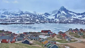 Die Ortschaft Tasiilaq auf Grönland im Sommer 2009. Diesen Sommer wurden dort die wärmsten Temperaturen seit Beginn der Messungen 1985 gemessen.