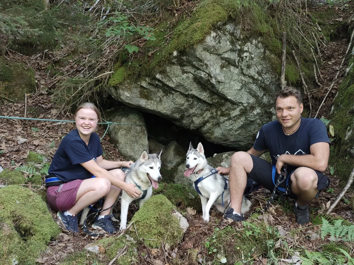 Die_Tourenleiter_Sara_Reichmuth_und_Yves_Imhof_mit_Huskey_vor_der_Kaltlufthöhle Wo Muotathaler Huskys im Hochsommer Kühlung finden
