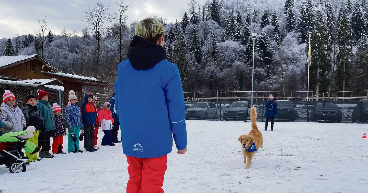 Die Kinder üben, wie sie stehen bleiben sollen, wenn ein Hund auf sie zu rennt.