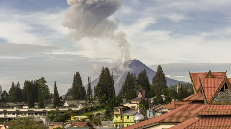 Vulkan Sinabung auf Sumatra mit Aschewolke