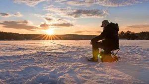 Eisfischen bei Sonnenuntergang.