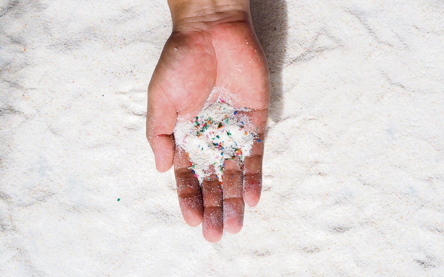 Mikroplastik steckt in Kleidung, Kosmetik und sogar im Hausstaub und wir atmen es täglich ein.