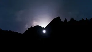 Spektakuläres Naturschauspiel: Mond im Martinsloch.