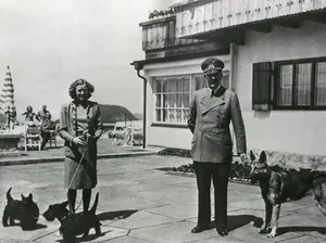 Adolf Hitler und seine Frau Eva Braun mit ihren Hunden. Dieses Bild wurde im Zeitraum 1937-1943 aufgenommen.