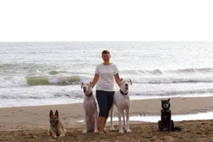 Monika Calmes mit ihren beiden tauben Doggen Juno und Artus, die vor Kurzem verstorben sind.