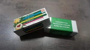 Auf das Schweizer Kreuz vorne auf der Verpackung kommt es an: Die Kochbutter unter dem Label «Die Butter» enthält jetzt wieder Schweizer Butter, die Eigenmarke von Migros (r.) EU-Importbutter.