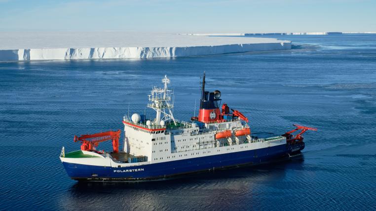 Die «Polarstern» vor dem abgebrochenen Eisberg A74.