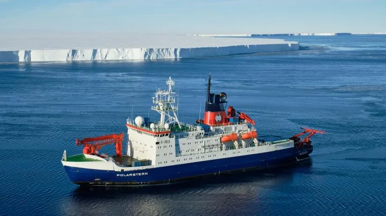 22abe4957f78bd3a350972efeff92ef7324ac097 Die «Polarstern» vor dem abgebrochenen Eisberg A74.