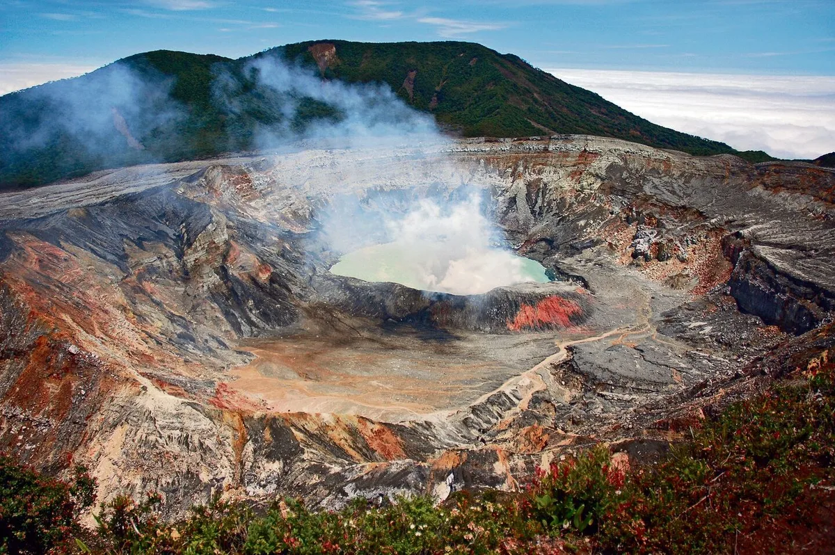 d1a3623fd447cb6ce99f528dbbd570a8ea795acfcaec60f8b62efdb4498fb326 Poás-Volcano-Nationalpark ist einer der aktivsten Vulkane Costa Ricas mit tiefem Krater und einem schwefelhaltigem Kratersee.