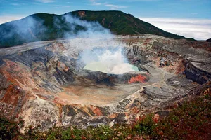 Poás-Volcano-Nationalpark ist einer der aktivsten Vulkane Costa Ricas mit tiefem Krater und einem schwefelhaltigem Kratersee.