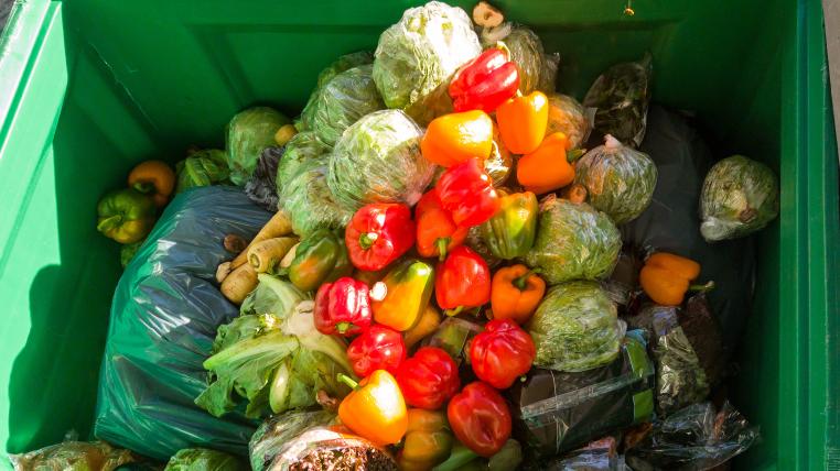 Weggeworfenes Gemüse im Container